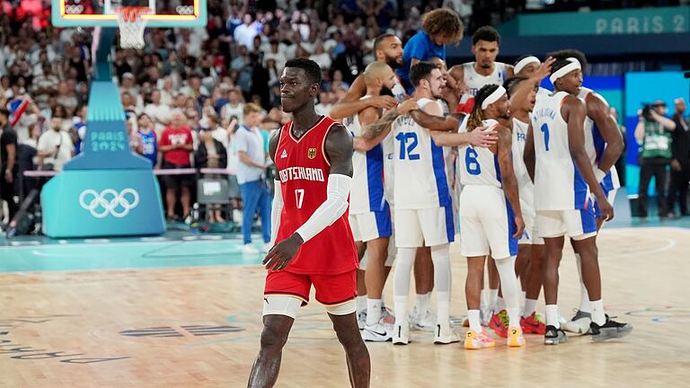 Paris 2024 - Basketball       -  Dennis Schröder schleicht enttäuscht vom Feld.