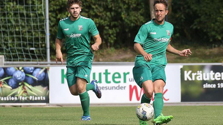 Adrian Dußler (rechts) sicherte dem TSV Abtswind und Niklas Henninger (links) mit einem Doppelpack einen Punkt gegen Kornburg.