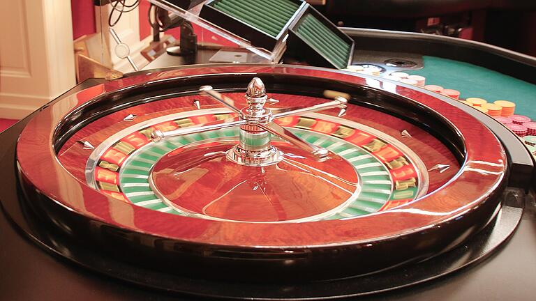 Neuer Croupier in der Spielbank Bad Kissingen - Blick in den Roulettekessel: Auf welcher Zahl wird die Kugel diesmal liegen bleiben? Neuer Croupier in der Spielbank Bad Kissingen - Blick in den Roulettekessel: Auf welcher Zahl wird die Kugel diesmal liegen bleiben?