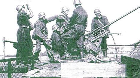 Frühjahr 1945: Zwei-Zentimeter-Flak auf der Luftbrücke am Bahnhof im oberfränkischen Lichtenfels. Der Geschützführer entbietet nicht etwa den Hitlergruß (mit der linken Hand), sondern er weist den Richtkanonier ein.