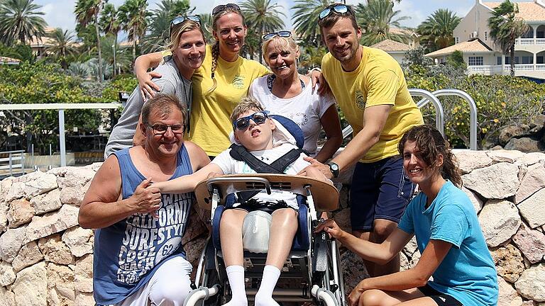 Tommis Team 2017 auf Curacao (von links): hinten Delfintrainerin Anne van den Heuvel, die leitende Physiotherapeutin Ricarda Niewerth, Helene Lommel und Physiotherapeut Matthias Treu, vorne Rainer Lommel, Tommi Adams und die angehende Heilpädagogin Nathalie Westgeest. Tommis Team 2017 auf Curacao (von links): hinten Delfintrainerin Anne van den Heuvel, die leitende Physiotherapeutin Ricarda Niewerth, Helene Lommel und Physiotherapeut Matthias Treu, vorne Rainer Lommel, Tommi Adams und die angehende Heilpädagogin Nathalie Westgeest.