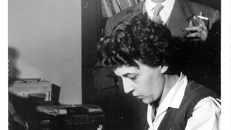 Gründer August Knodt mit Tochter Ulli Knodt Anfang der 1950er Jahre. Gründer August Knodt mit Tochter Ulli Knodt Anfang der 1950er Jahre.