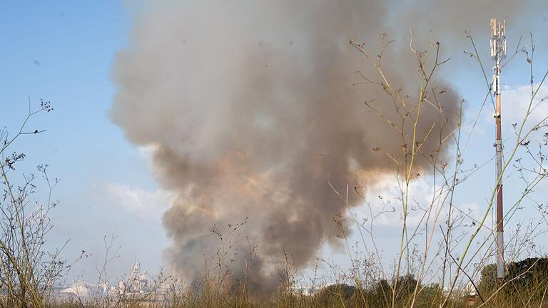 Nahostkonflikt - Israel       -  Nach dem Einschlag von Teilen einer Huthi-Rakete ist in Israel ein Feuer ausgebrochen.