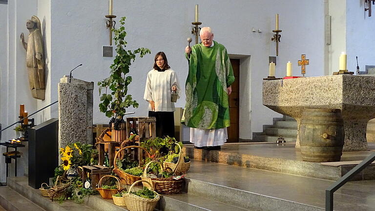 Pfarrer Klaus Hösterey segnet während des Gottesdienstes die Weintrauben. Pfarrer Klaus Hösterey segnet während des Gottesdienstes die Weintrauben. 