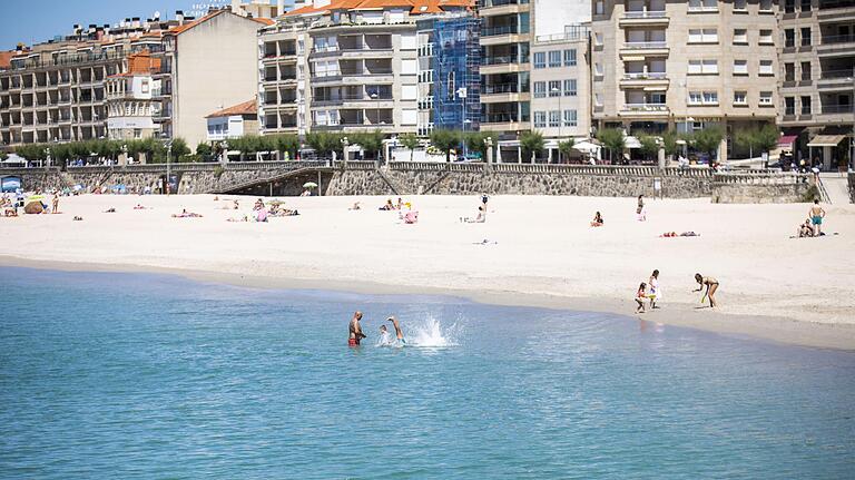 Urlaub am Meer und in der Sonne, wie hier in Spanien, sind besonders gefragt. Beliebte Reiseziele sind auch Griechenland, Kroatien und Reisen innerhalb Deutschlands zum Meer oder an den See.