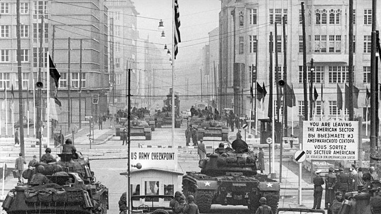 Checkpoint Charlie.jpeg       -  Geschichtsträchtiger Ort: Sowjetische (hinten) und amerikanische Panzer stehen sich im Oktober 1961 an der Berliner Sektorengrenze in der Friedrichstraße gegenüber.