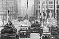 Checkpoint Charlie.jpeg       -  Geschichtsträchtiger Ort: Sowjetische (hinten) und amerikanische Panzer stehen sich im Oktober 1961 an der Berliner Sektorengrenze in der Friedrichstraße gegenüber.