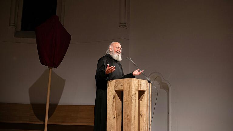 Anselm Grün während des Vortrags in der Mutterhauskirche.