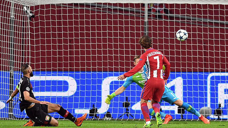 Zweites Tor - Antoine Griezmann (7) erzielt gegen Bayer-Torwart Bernd Leno (verdeckt) den Treffer zum 2:0. Foto: Federico Gambarini Zweites Tor - Antoine Griezmann (7) erzielt gegen Bayer-Torwart Bernd Leno (verdeckt) den Treffer zum 2:0. Foto: Federico Gambarini