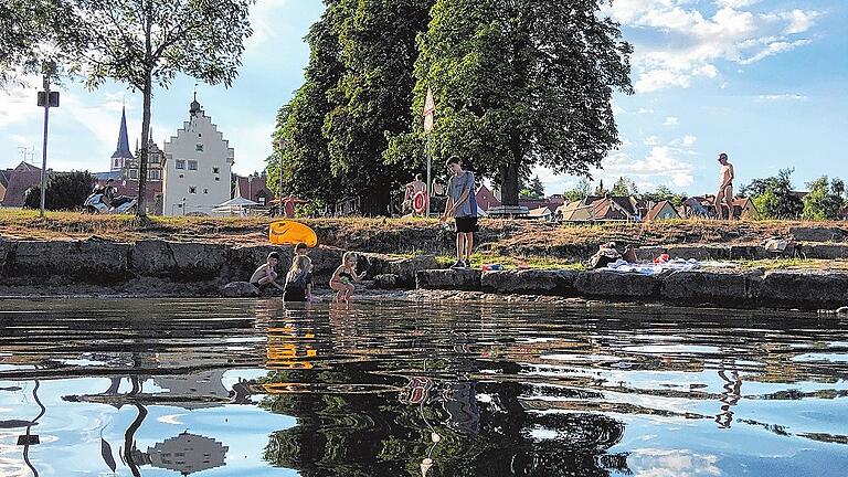 Eine steinerne Sonnenterrasse, eine schattige Liegewiese und aus einem Wagen werden kleine Speisen und Getränke verkauft: Die Badebucht vor den Toren Sulzfelds bietet viel für kleine und große Wasserratten.