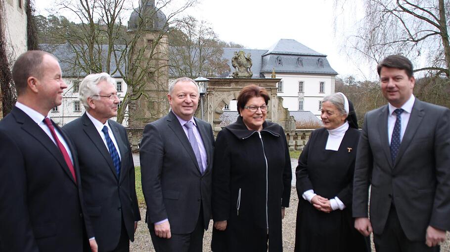 Die Gäste vor dem Abteigebäude Maria Bildhausen: (Von links) DRW-Gesamtleiter Rainer Waldvogel, DRW-Vorstandsvorsitzender Walter Merkt, Landrat Thomas Bold, Landtagspräsidentin a. D. Barbara Stamm, Generaloberin M. Katharina Wildenauer und MdL Sandro Kirchner. Fotos: Isolde Krapf       -  Die Gäste vor dem Abteigebäude Maria Bildhausen: (Von links) DRW-Gesamtleiter Rainer Waldvogel, DRW-Vorstandsvorsitzender Walter Merkt, Landrat Thomas Bold, Landtagspräsidentin a. D. Barbara Stamm, Generaloberin M. Katharina Wildenauer und MdL Sandro Kirchner. Fotos: Isolde Krapf