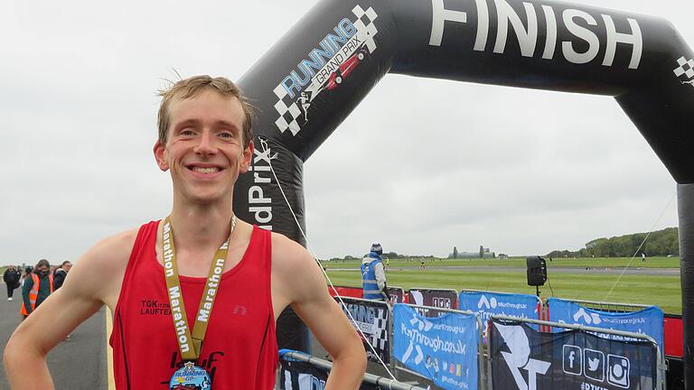 Johannes Arens erreichte beim Marathon auf dem Bedford Autodrome&nbsp;in Südostengland eine neue persönliche Bestzeit von 2:26,11 Stunden. Bei der Vorbereitung auf den Lauf halfen ihm die während der Corona-Pandemie vereinfachten Lebensumstände.