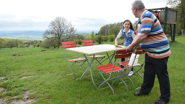 Enkelin Johanna legt auch Hand an, um mit Opa Jürgen Schmidt langsam „klar Schiff“ im Biergarten der Thüringer Hütte zu machen. Enkelin Johanna legt auch Hand an, um mit Opa Jürgen Schmidt langsam „klar Schiff“ im Biergarten der Thüringer Hütte zu machen.