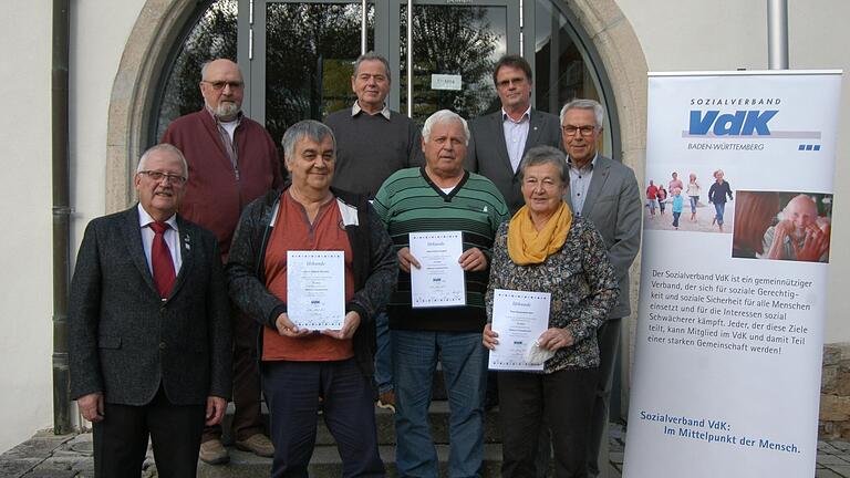 Auch Ehrungen standen auf der Tagesordnung des&nbsp;VdK-Ortsverbands Grünsfeld. Im Bild &nbsp;(von links): Vorsitzender Reiner Schenk, Stellvertreter Stefan Blassauer, Thomas Brocher, Reinhold Fuchs, Anton Englert, Bürgermeisterstellvertreter Jürgen Hofmann, Rosemarie Derr, Kreisvorstand Reinhold Adelmann.