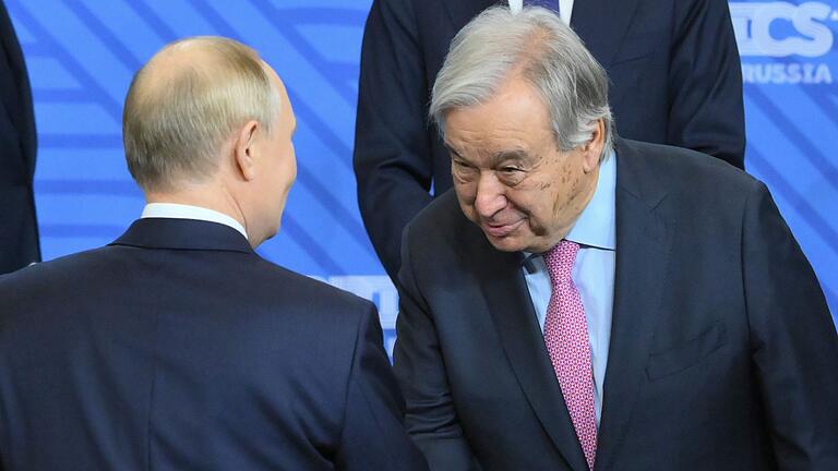16. Brics-Gipfel in Kasan       -  Wegen eines Händedrucks mit Kremlchef Wladimir Putin zieht UN-Generalsekretär Antonio Guterres Kritik auf sich.