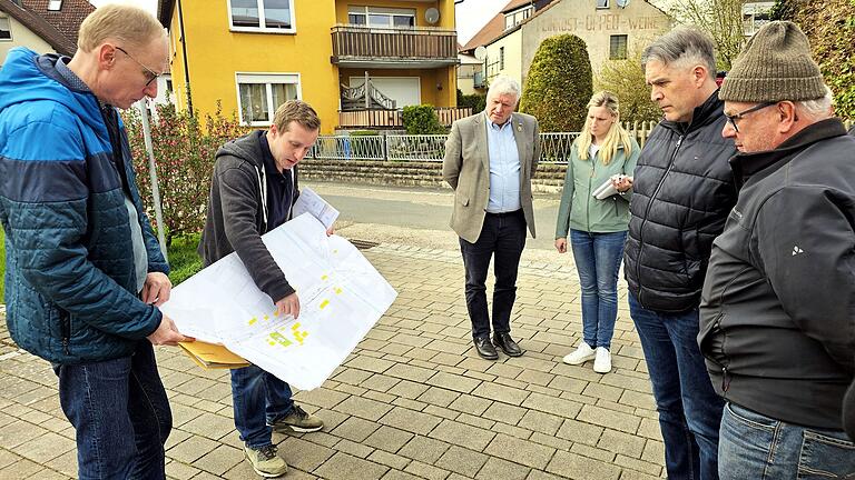 In der Untergasse in Ebern erläuterten Martin Lang vom Bauamt Ebern und Johannes Giel von der Firma SRP die Planung für ein Pumpwerk In der Untergasse in Ebern erläuterten Martin Lang vom Bauamt Ebern und Johannes Giel von der Firma SRP die Planung für ein Pumpwerk