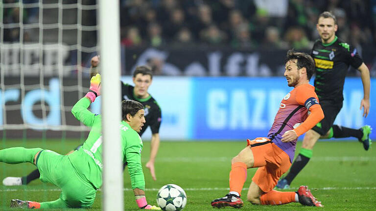 Ausgleich - Nach einer scharfen Hereingabe von De Bruyne drückt David Silva den Ball über die Linie. Foto: Marius Becker Ausgleich - Nach einer scharfen Hereingabe von De Bruyne drückt David Silva den Ball über die Linie. Foto: Marius Becker