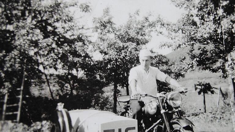 Bernhard mit Motorrad und Eisanhänger.