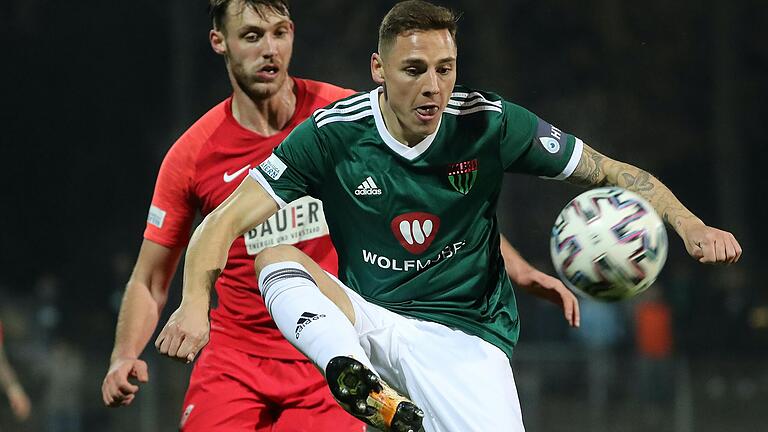 Er ist wieder da: Martin Thomann (vorne) feierte beim FC 05 Schweinfurt ein gelungenes Comeback, hier lässt er dem Buchbacher Lukas Winterling das Nachsehen. Er ist wieder da: Martin Thomann (vorne) feierte beim FC 05 Schweinfurt ein gelungenes Comeback, hier lässt er dem Buchbacher Lukas Winterling das Nachsehen.