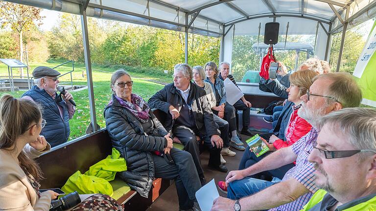 Im Planwagen ging's durch die Schwebheimer Flur. Altbürgermeister Hans Fischer (links mit Mikrofon) informierte über die ökologische Flurbereinigung, die Schwebheim als erste Gemeinde in Unterfranken durchgeführt hat. Im Planwagen ging's durch die Schwebheimer Flur. Altbürgermeister Hans Fischer (links mit Mikrofon) informierte über die ökologische Flurbereinigung, die Schwebheim als erste Gemeinde in Unterfranken durchgeführt hat.