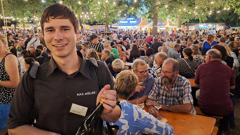 Bedienung auf dem Fränkischen Weinfest in Volkach: Der 23-jährige Karl Mauder geht mit Spaß zur Arbeit.