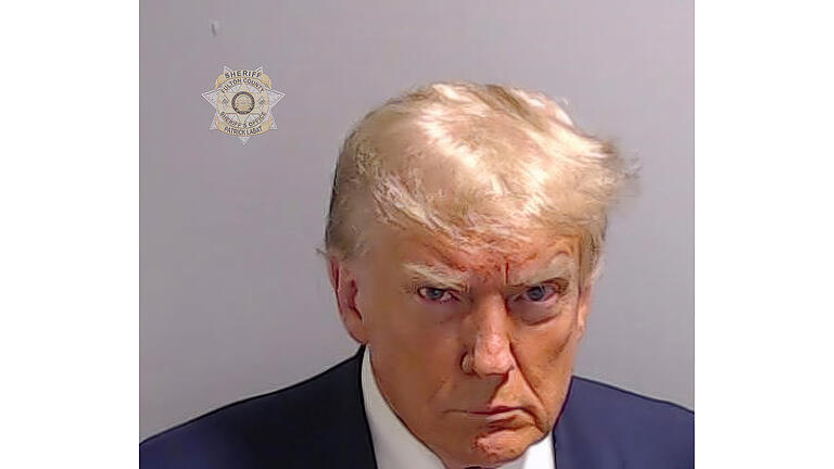 Trump in Atlanta - Polizeifoto.jpeg       -  Dieses Foto zeigt Donald Trump im Fulton County Jail in Atlanta.