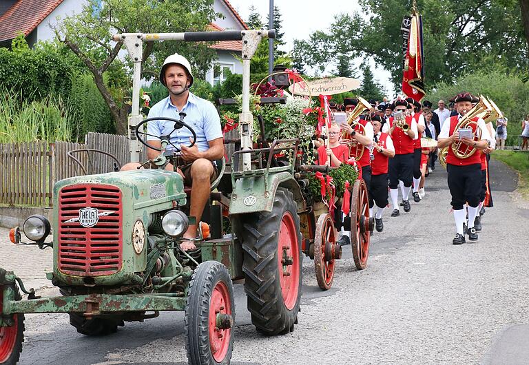 Zum 150. Jubiläum der Feuerwehr Kirchschönbach kamen 25 befreundete Feuerwehren und drei Musik-Kapellen. Das Festgelände war im Anschluss an den Umzug bis auf den letzten Platz 'ausverkauft'.