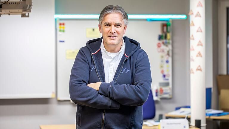 Harald Pascher in seiner Fahrschule in Ebern.