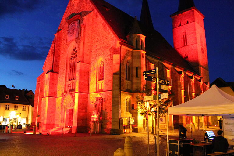Bei der 'Night of Light' waren schon einmal historische Gebäude in der Gerolzhöfer Altstadt farbig angestrahlt. Durch den Einbau von modernen LED-Strahlern soll dies in Zukunft jederzeit möglich sein. Bei der 'Night of Light' waren schon einmal historische Gebäude in der Gerolzhöfer Altstadt farbig angestrahlt. Durch den Einbau von modernen LED-Strahlern soll dies in Zukunft jederzeit möglich sein.