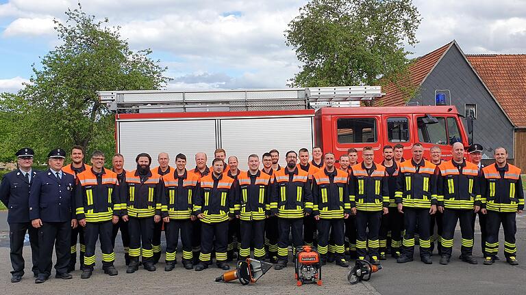 Feuerwehrleute aus Fladungen, Oberfladungen, Leubach und Rüdenschwinden legten erfolgreich die Leistungsprüfung in technischer Hilfeleistung in Fladungen ab. Mit im Bild die Schiedsrichter (von links) Michael Mühlfeld und Michael Hock sowie Kreisbrandmeister Manfred Wawretschka (Zweiter von rechts).