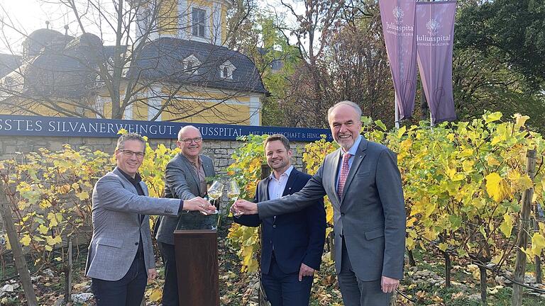 Stoßen auf die gelungene Nachfolgeplanung an: Stiftungsdirektor Walter Herberth mit Matthias Wallrapp, Horst Kolesch und Joachim Brand (von links).