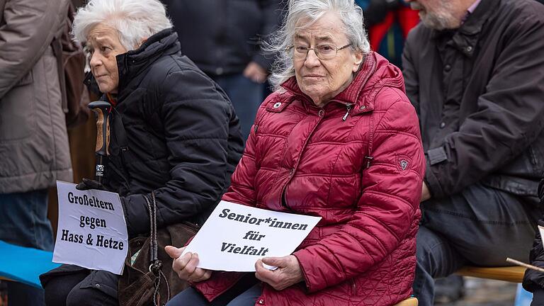 Neben Jüngeren und Familien mit Kindern waren auch viele ältere Menschen zur Kundgebung&nbsp; in Gerolzhofen gekommen.