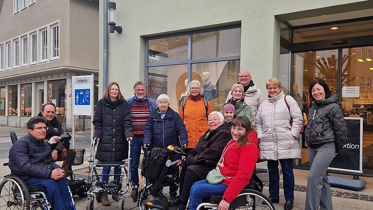 Gemeinsam auf dem Weg zu mehr Inklusion: Das Team vor der Ortsbegehung zur Barrierefreiheit Gemeinsam auf dem Weg zu mehr Inklusion: Das Team vor der Ortsbegehung zur Barrierefreiheit