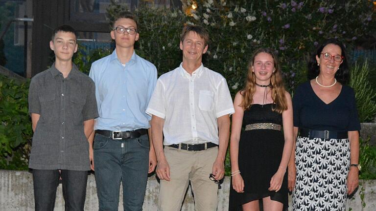 Die Prüfungsbesten (von links) Tim Kiesel, Christian Back und Émilie Heinisch mit ihrem Klassenlehrer Holger Graf (Mitte) und Rektorin Ursula Plohnke. Foto: Björn Hein       -  Die Prüfungsbesten (von links) Tim Kiesel, Christian Back und Émilie Heinisch mit ihrem Klassenlehrer Holger Graf (Mitte) und Rektorin Ursula Plohnke. Foto: Björn Hein