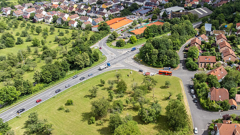 Die Margetshöchheimerinnen und Margetshöchheimer haben entschieden: Die Streuobstwiese (im Vordergund) am nördlichen Ortseingang bleibt erhalten.