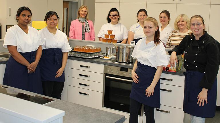 Die angehenden Hauswirtschafterinnen der Beruflichen Schule für Ernährung, Pflege und Erziehung (EPE) mit Schulleiterin Anke Mund (3. v. l.) und der Fachlehrerin Ursula Scheurer (2. v. r.): Sie produzierten Quittengelee aus Bronnbacher Früchten. Die angehenden Hauswirtschafterinnen der Beruflichen Schule für Ernährung, Pflege und Erziehung (EPE) mit Schulleiterin Anke Mund (3. v. l.) und der Fachlehrerin Ursula Scheurer (2. v. r.): Sie produzierten Quittengelee aus Bronnbacher Früchten.