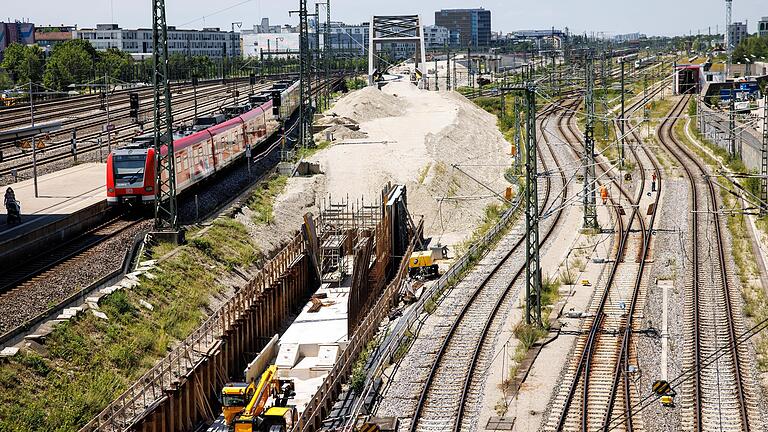 Viel ist nicht zu sehen vom zweiten Münchner S-Bahn-Tunnel. Doch weil die Kosten explodieren, gerät Ministerpräsident Söder unter Druck – und ÖPNV-Projekte in Unterfranken stehen in Frage.