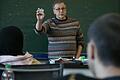 Mit Worten und Memory-Bildchen: Karl-Friedrich Krohm bringt in der Bad Brückenauer Sprachschule Rabe Flüchtlingen Deutsch bei. Die Integrationskurse bei ihm, aber auch in anderen Sprachschulen im Landkreis, sind begehrt. Aber es fehlen Plätze und ...       -  Mit Worten und Memory-Bildchen: Karl-Friedrich Krohm bringt in der Bad Brückenauer Sprachschule Rabe Flüchtlingen Deutsch bei. Die Integrationskurse bei ihm, aber auch in anderen Sprachschulen im Landkreis, sind begehrt. Aber es fehlen Plätze und Lehrkräfte.