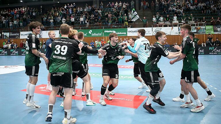 Jubel, Trubel, Heiterkeit nach dem Heimsieg gegen den TSV Neuhausen: Die Spieler der Wölfe Würzburg feiern in der tectake Arena.