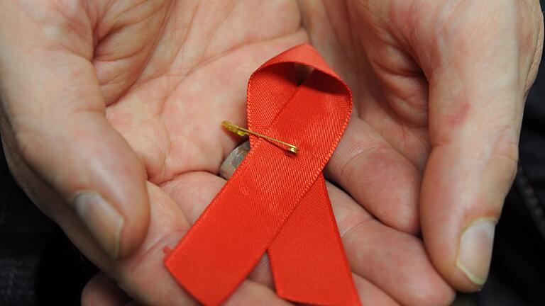 Die Schleife zeigt Solidarität mit HIV-Positiven und Aids-Kranken       -  Dir rote Schleife ist ein Symbol der Solidarität mit HIV-Positiven und Aids-Kranken.(Archivbild)