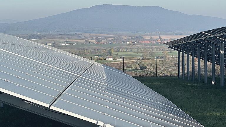 Der Solarpark bei Rothausen, auf einer Anhöhe Richtung Rappershausen, soll erweitert werden. Rund 16 Hektar kommen neu dazu, berichtete Bürgermeister Michael Hey bei der Bürgerversammlung.