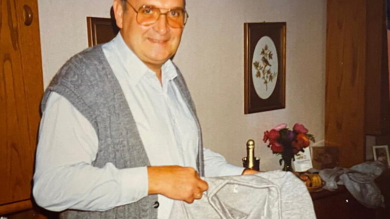 Peter Schindler - Peter Schindler freut sich über ein Geburtstagsgeschenk. Peter Schindler - Peter Schindler freut sich über ein Geburtstagsgeschenk.
