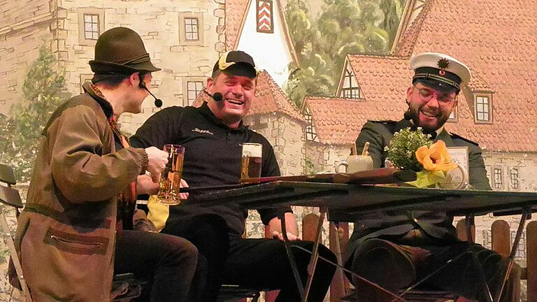 Das trinkfreudige Amtspersonen-Trio sorgt auch in der Nebensaison für zumindest kleine Umsätze im Biergarten. Das trinkfreudige Amtspersonen-Trio sorgt auch in der Nebensaison für zumindest kleine Umsätze im Biergarten.