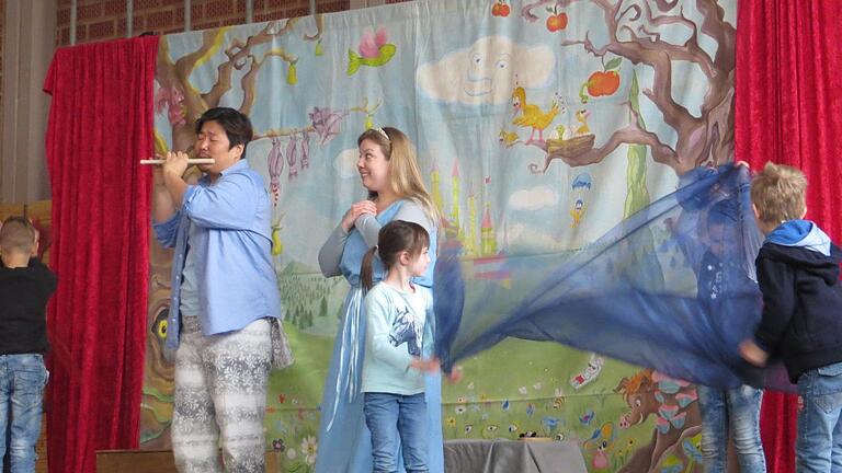 Aufführung die Zauberflöte an der Johannes-Petri-Schule: Sarah Cossaboon, Jung-Kee An und einige Schüler (mit Lara Kippes) bei der Wasser-Feuer Choreographie.Dieter Nerreter       -  Aufführung die Zauberflöte an der Johannes-Petri-Schule: Sarah Cossaboon, Jung-Kee An und einige Schüler (mit Lara Kippes) bei der Wasser-Feuer Choreographie.Dieter Nerreter