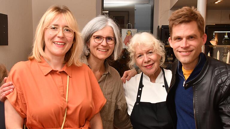 Tischten gesundes Essen in Theorie und Praxis auf: Julia Moutschka vom Stadtmarketingverein, Buchhändlerin Edda Braun, Küchenchefin Evelyn Preuß und Erfolgsautor Bas Kast.