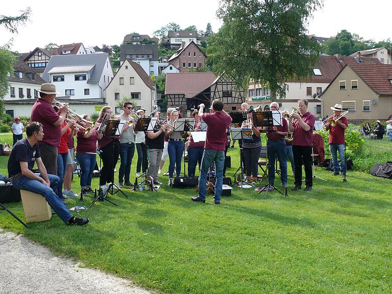 Mit sommerlicher Musikliteratur begeisterte der Posaunenchor beim Frühlingspicknick.