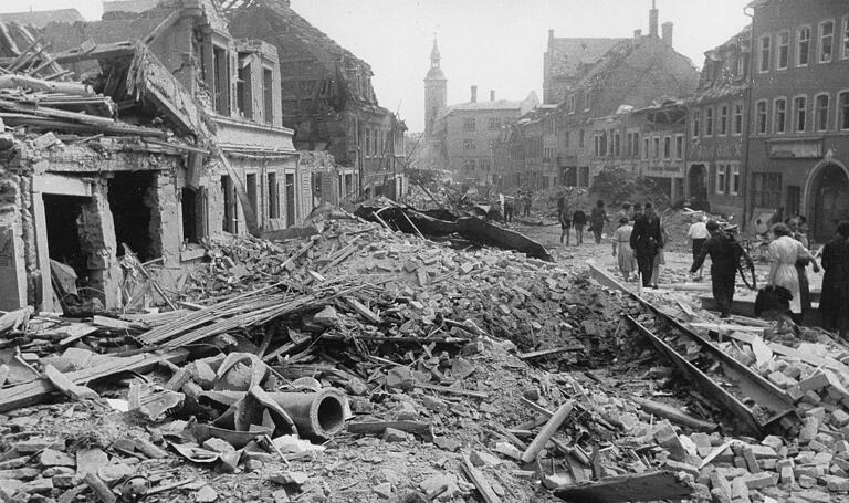 Bild der Zerstörung nach einem Bombenangriff im Zweiten Weltkrieg auf Schweinfurt.