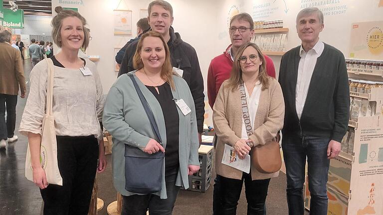 Auf dem Foto Anja Scheurich (Management Öko-Modellregion Oberes Werntal), Bianca und Michael Ehwalt (Cateringunternehmen Genießerwerk Zeilitzheim), Jürgen und Sonja Bock (Bio-Landwirt/-innen aus Eltingshausen), Thomas Vizl (stellvertretender Landrat Schweinfurt).