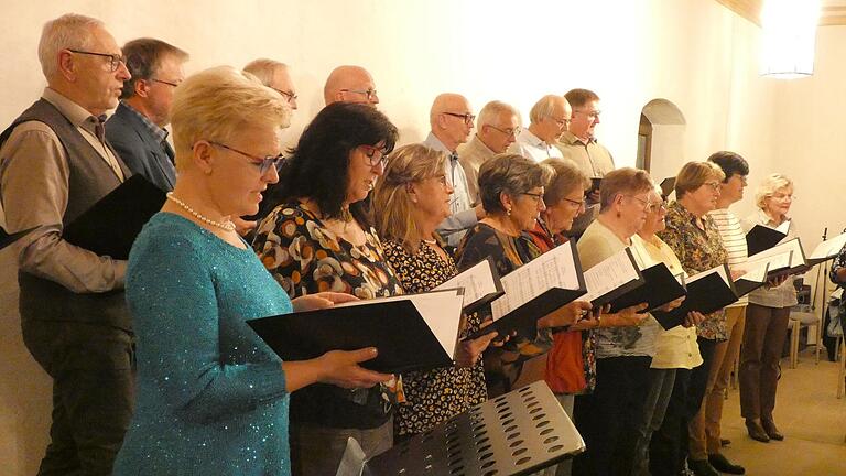 Der Chor Sing-Meet bot während der Weinproben eine bunte Abfolge von Weinliedern. Mit dabei Ideengeber Manfred Scheuermann (hinten links) und Solistin Michaela Ries (vorne links).