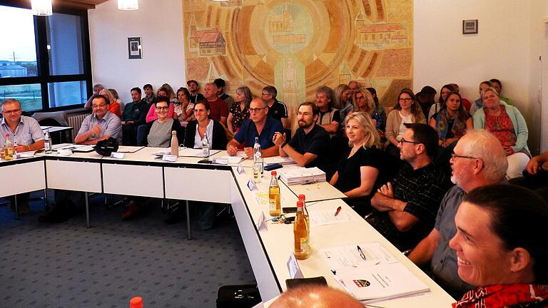 Volle Zuhörerreihen im Rathaus: Viele der Teilnehmerinnen und Teilnehmer an der Demonstration besuchten auch die anschließende Gemeinderatssitzung. Volle Zuhörerreihen im Rathaus: Viele der Teilnehmerinnen und Teilnehmer an der Demonstration besuchten auch die anschließende Gemeinderatssitzung.